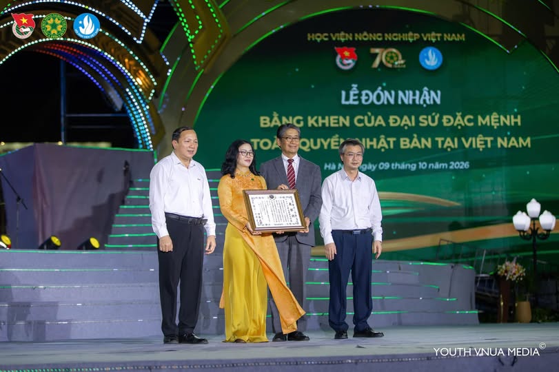 HỌC VIỆN NÔNG NGHIỆP VIỆT NAM ĐÓN NHẬN BẰNG KHEN CỦA ĐẠI SỨ NHẬT BẢN TẠI VIỆT NAM